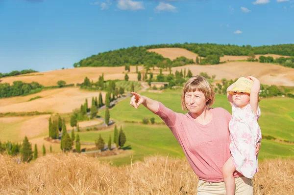 Family on holiday in Tuscany, mother and daughter are watching t — Stock Photo, Image