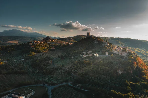 โดรนบ นเหน Rocca Orcia ตาล ตอนพระอาท ตกในอ ตาล — ภาพถ่ายสต็อก