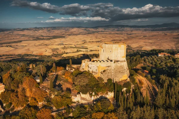 Drone Vliegen Rocca Orcia Italië Bij Zonsondergang Italië Rechtenvrije Stockafbeeldingen