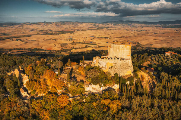 Drone fly over Rocca d'Orcia, Italy at sunset in Italy — Stock Image Drone Fly Rocca Orcia Italy Sunset Italy Stock Photo