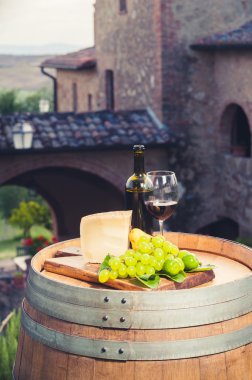 kırmızı şarap, pecorino peyniri, üzüm, şişe ve cam üzerine ahşap ba
