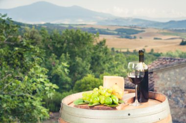 kırmızı şarap, pecorino peyniri, üzüm, şişe ve cam üzerine ahşap ba