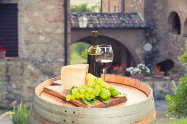 kırmızı şarap, pecorino peyniri, üzüm, şişe ve cam üzerine ahşap ba