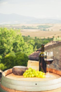 arka plan o ahşap bir varil üzerinde kırmızı şarap, pecorino peyniri