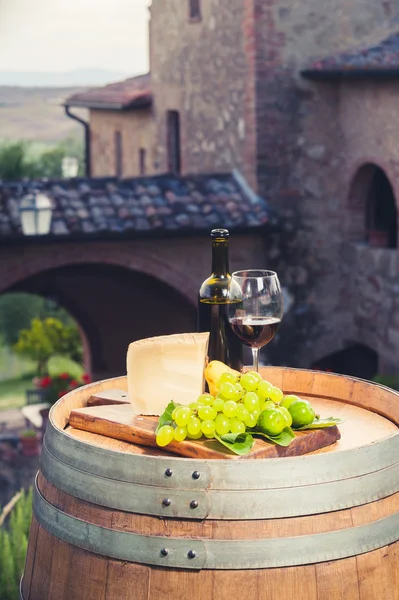 Rotwein, Pecorino-Käse, Trauben, Flasche und Glas auf Holz — Stockfoto