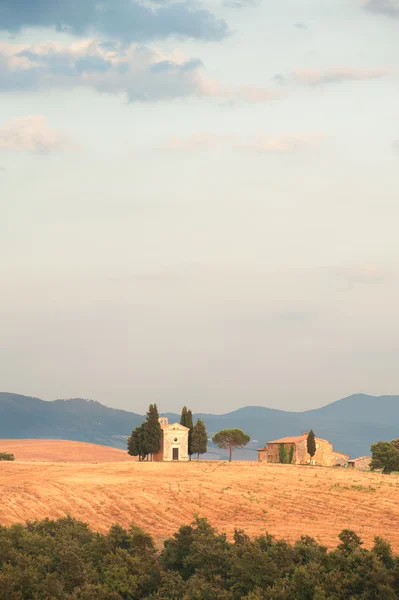 落日的著名教堂 vitalet 视图的瓦道尔恰 — 图库照片