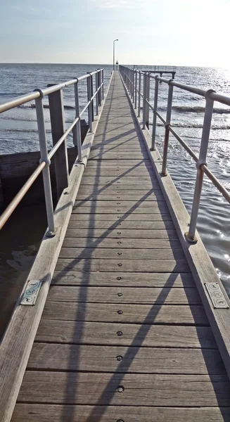 Ponte di legno sul mare — Foto Stock