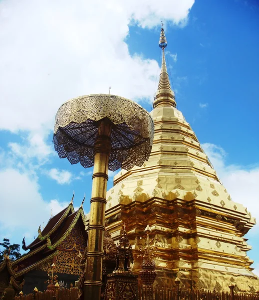 Guld tempel i thailand — Stockfoto