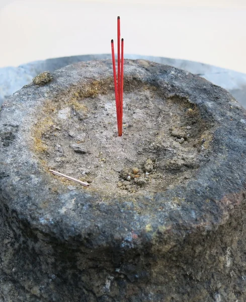 Tütsü tapınağa yapışır.