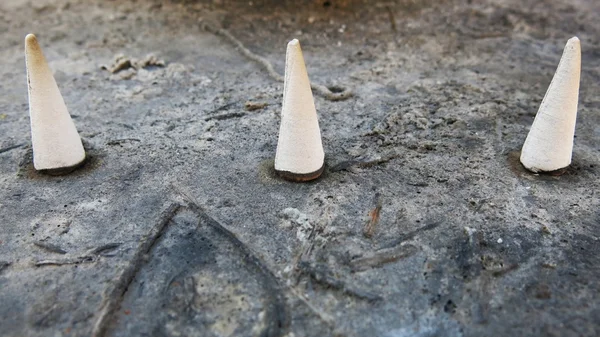 Buhur koni koyu arka plan üzerinde