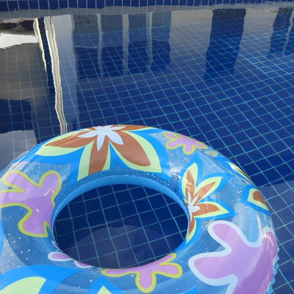 Çiçek tasarım yüzme havuzu üzerinde mavi hava ile şişirilen yuvarlak boru