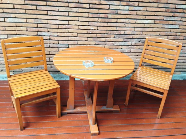 ahşap masa ve sandalyeler