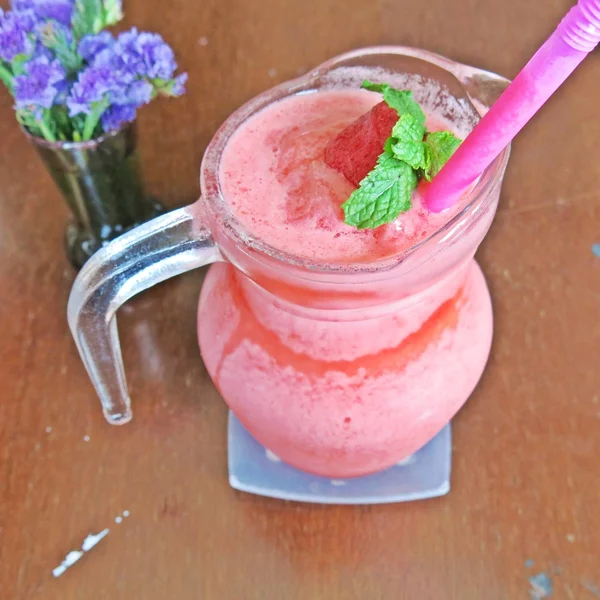 Harmanlanmış çilek smoothie