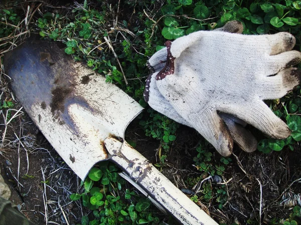 Bir çift eldiven ve bir kürek