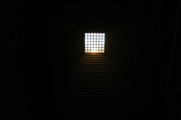 Fenêtre lumineuse dans la chambre noire — Photo