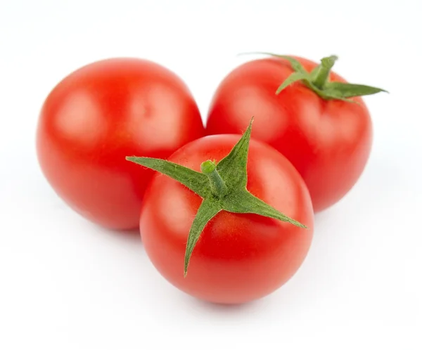 Frische drei Tomaten auf weißem Hintergrund — Stockfoto