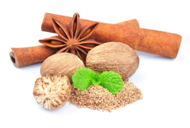 Tarçın, anason, küçük hindistan cevizi.