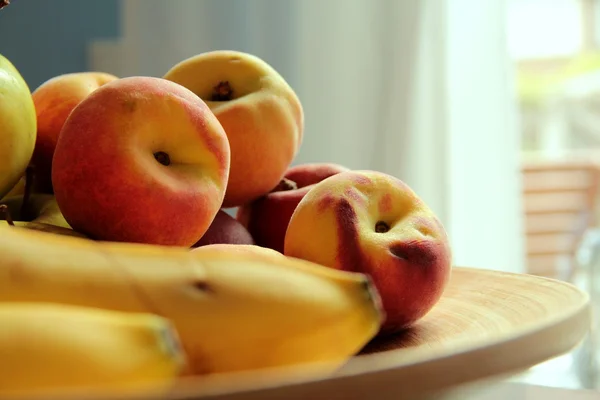 Teller mit Fruchtpfirsichen Bananen — Stockfoto