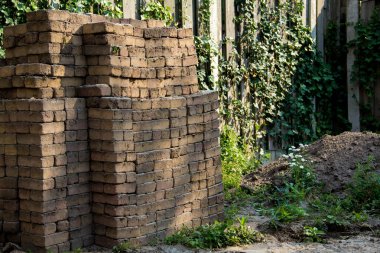 Bahçe tuğla yığını