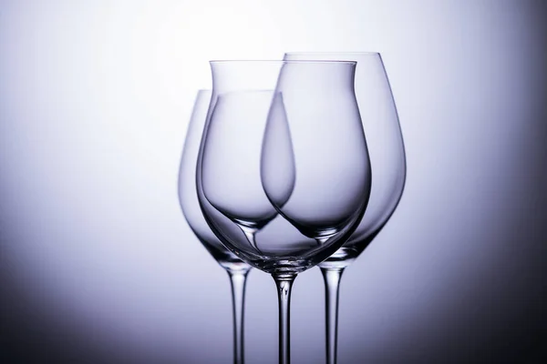 Drei Gläser Wein Auf Einem Gradienten Hintergrund — Stockfoto