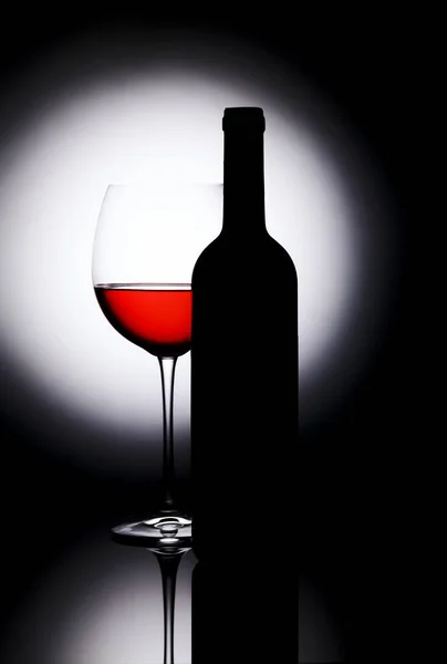 Silhouette Einer Flasche Wein Und Einem Glas Wein Auf Dunklem — Stockfoto