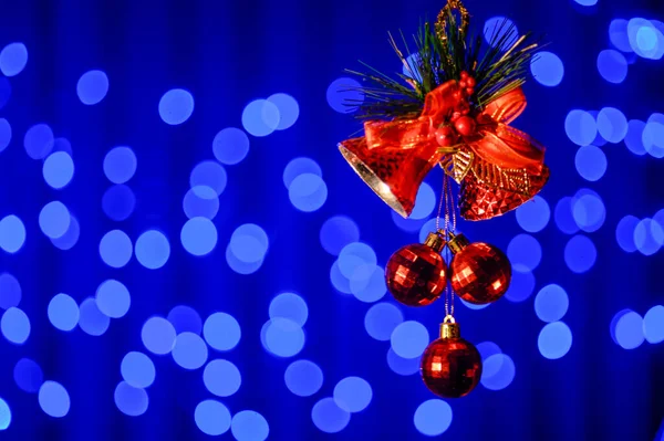 Rosso Bellissimo Giocattolo Albero Natale Sullo Sfondo Una Ghirlanda Blu — Foto Stock
