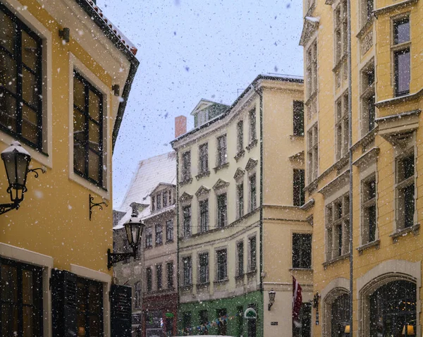 New Year Old Riga51に美しい通りと建物 — ストック写真