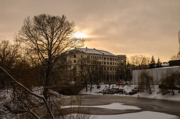 Канал Возле Латвийской Национальной Оперы Старой Риге — стоковое фото