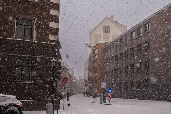 Снег Улицах Старой Риги — стоковое фото
