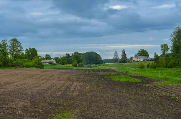 Blick Auf Das Bauernhaus Gegenüber Dem Feld — Stockfoto