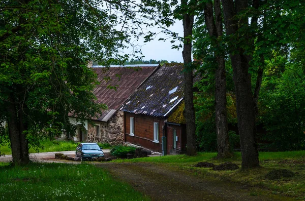 Samochód Starym Domu Wiosce — Zdjęcie stockowe