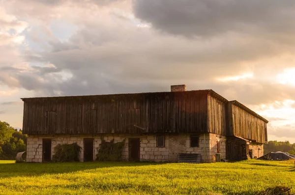 A farmer\'s old barn near a field3