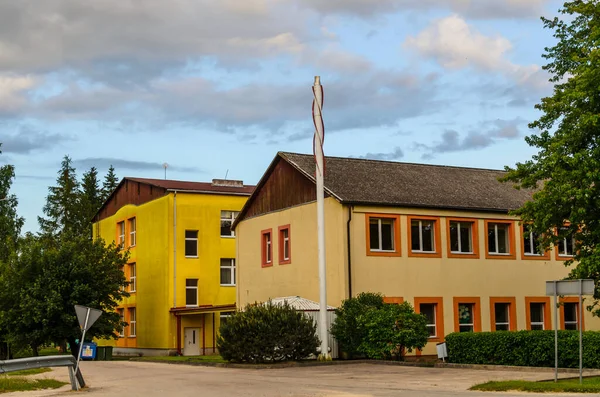 Latvia1 Kırsal Kesimindeki Renkli Kulübeler — Stok fotoğraf