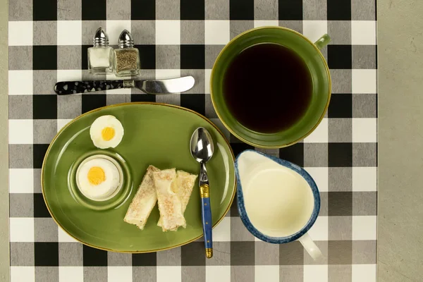 Kahve ve kremalı yumurta ve tost kahvaltısı.