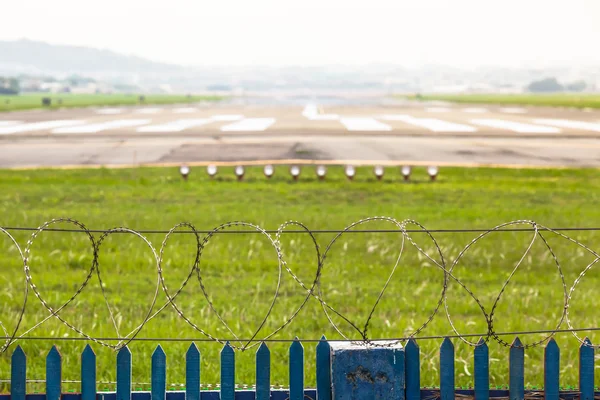 Demarcazione di un'area di pista aeroportuale — Foto Stock