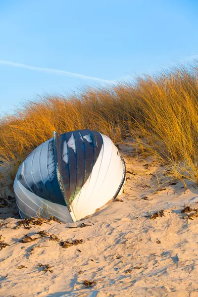 Barco Remos Cabeça Para Baixo Praia Areia Mar Baltico — Fotografia de Stock