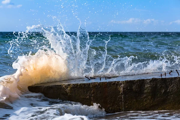 Zeegolf Spatten Wanneer Geraakt Grote Stenen Betonnen Blok — Stockfoto
