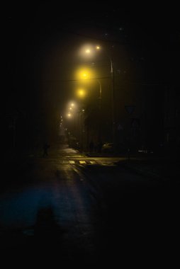 Mavi ve sarı ışıklı boş bir gece yolu.