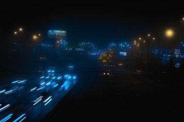 Gece yol arabalar ve ışıklar