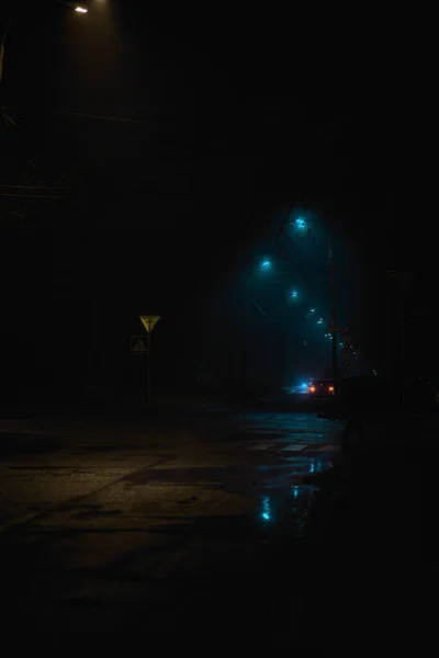 Mavi ve sarı ışıklı boş bir gece yolu.