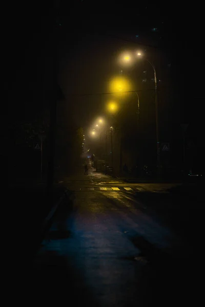 Ночь Пустая Дорога Синим Желтым Светом — стоковое фото