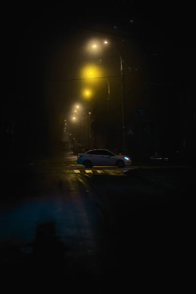 夜晚空荡荡的道路 蓝黄相间 — 图库照片