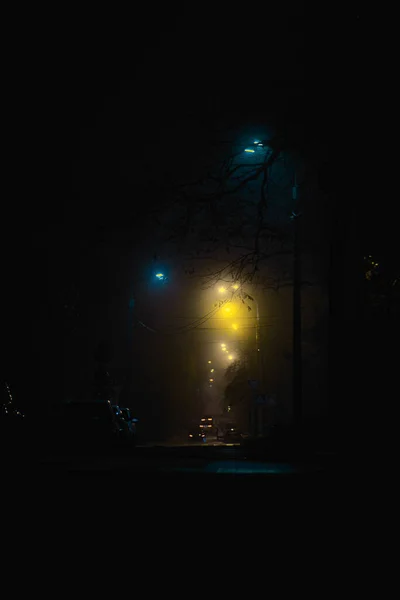 夜晚空荡荡的道路 蓝黄相间 — 图库照片