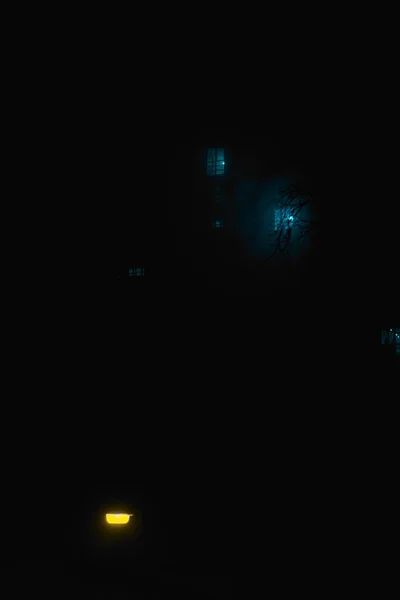Свет Окна Ночного Дома Тумане — стоковое фото