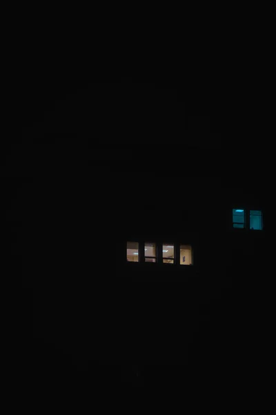 在雾中从夜房的窗户发出的光 — 图库照片
