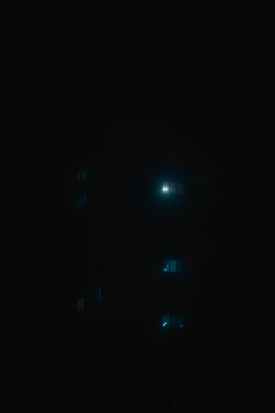Cahaya Dari Jendela Sebuah Rumah Malam Dalam Kabut — Stok Foto