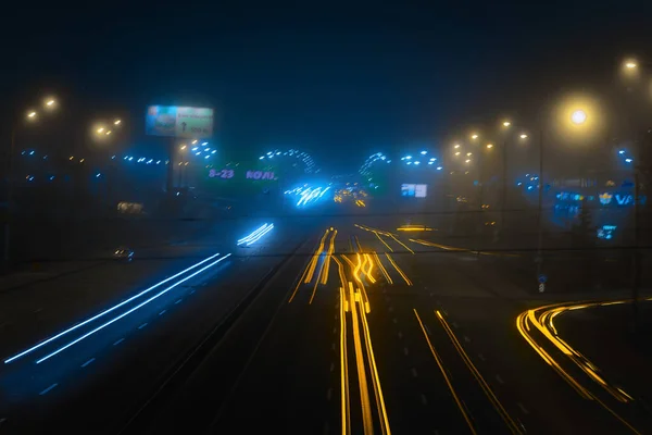 带汽车和灯光的夜行路 — 图库照片