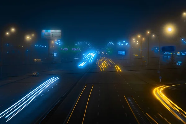 Estrada Noturna Com Carros Luzes — Fotografia de Stock