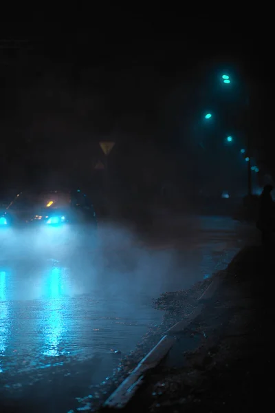 Carretera Nocturna Niebla Con Faros Coche —  Fotos de Stock