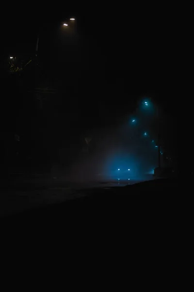 Nattväg Dimman Med Bilstrålkastare — Stockfoto
